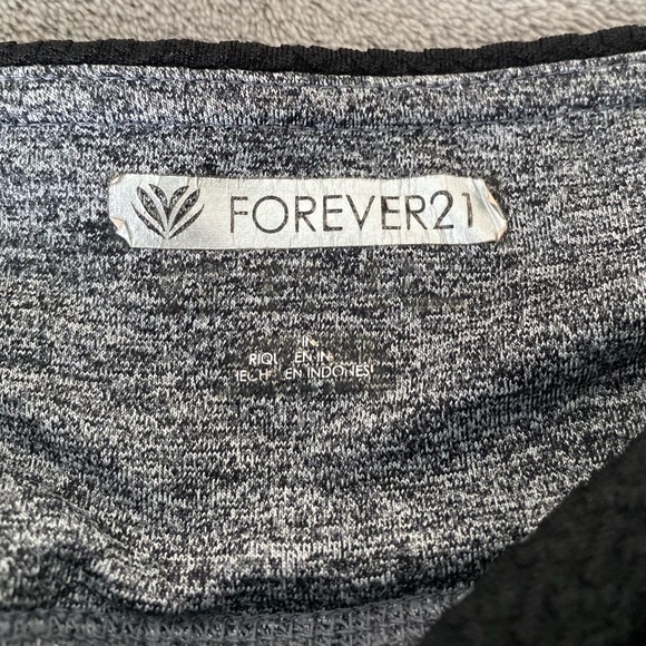 Forever 21 | Active Mesh Paneled Capri Leggings - Picture 5 of 7